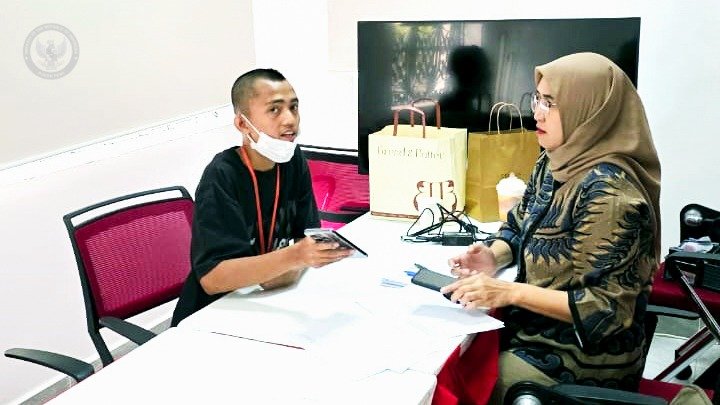 Rizki Nur Fadhilah (Pertama Kiri), asal Dayeuhkolot Kabupaten Bandung, tiba di KBRI Phnom Penh dalam keadaan sehat jasmani dan rohani, Rabu (19/11/2025). (Foto : Noa.co.id/HO-KBRI Phnom Penh).