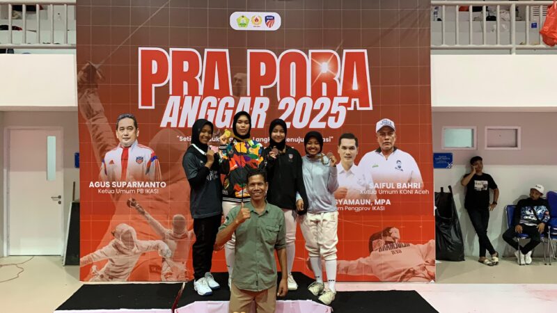 Atlet Cabor anggar Kabupaten Pidie, foto bersama usai pengalungan medali di GOR Stadion Harapan Bangsa Banda Aceh, Rabu (19/11/2025) (Foto.IST).