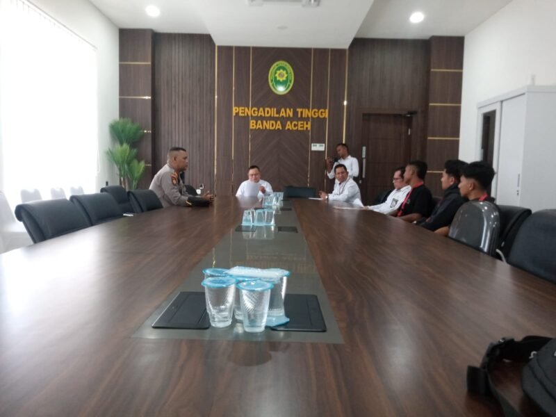 Perwakilan Gerakan Aliansi Masyarakat Aceh Singkil (GAMAS) bersama Ketua Pengadilan Tinggi Banda Aceh, Nursyam (Tengah), Senin (24/11/2025). (Foto : NOA.co.id/Farid Ismullah).