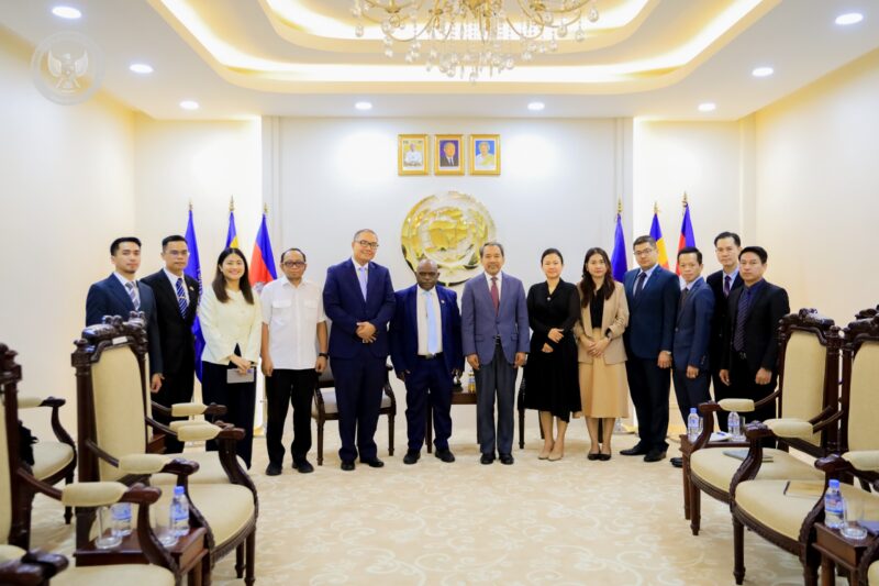 Menteri HAM RI, Natalius Pigai saat melakukan pertemuan bilateral dengan Menteri Senior Urusan Hak Asasi Manusia sekaligus Ketua Cambodian Human Rights Committee, Keo Remy, di Phnom Penh, Senin (24/11/2025). (Foto : NOA.co.id/HO-KBRI Phnom Penh).