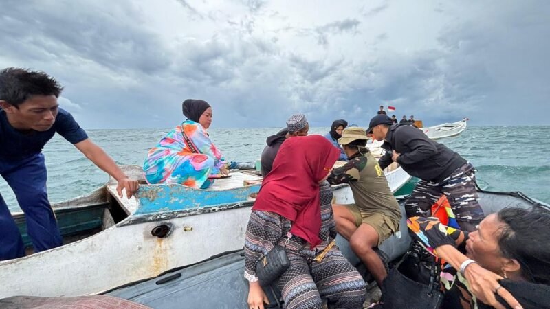 Guspurla Koarmada II berhasil mengevakuasi Lima orang penumpang dalam operasi SAR terhadap sebuah perahu KM Jolor yang mengalami kerusakan mesin di Perairan Makassar, Senin (24/11/2025). (Foto : NOA.co.id/HO-Dispenal).