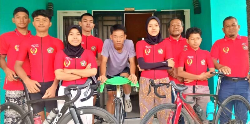 Atlet balap sepeda Pidie foto bersama usai meraih enam tiket ke PORA Aceh Jaya tahun 2026, (Foto.IST).