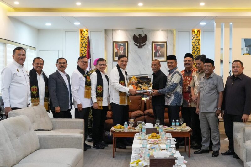 Menteri Koordinator Bidang Politik dan Keamanan Jenderal TNI (Purn.) Djamari Chanigo bersama sejumlah pejabat di Kemenko Polkam Saat Kunjungi Gedung DPRA, Banda Aceh,, Rabu (26/11/2025). (Foto : NOA.co.id/HO-Polkam RI).