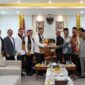 Menteri Koordinator Bidang Politik dan Keamanan Jenderal TNI (Purn.) Djamari Chanigo bersama sejumlah pejabat di Kemenko Polkam Saat Kunjungi Gedung DPRA, Banda Aceh,, Rabu (26/11/2025). (Foto : NOA.co.id/HO-Polkam RI).