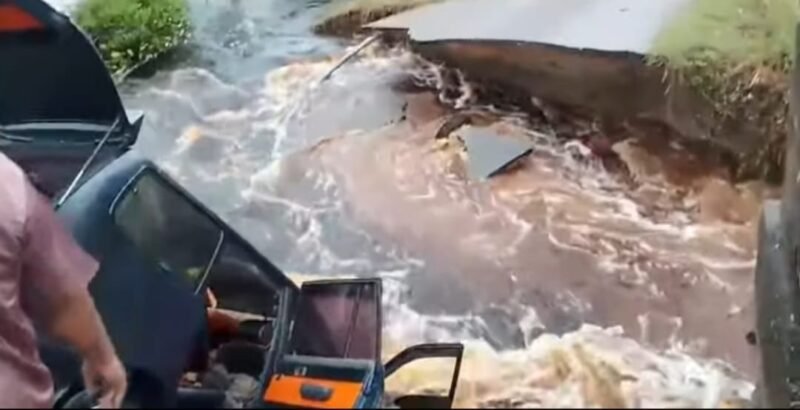 Satu unit mobil jenis Kijang terperosok ke badan jalan yang amblas di Desa Gosong Telaga Barat, Kecamatan Singkil Utara, Kabupaten Aceh Singkil, Kamis (27/11/2025). (Foto : Dok.Warga).