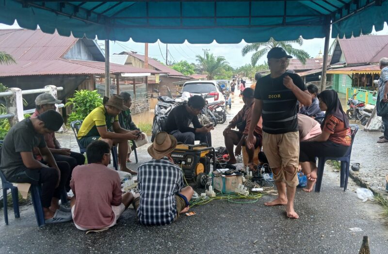 Warga Siti Ambia Das kecamatan singkil saat mengungsi akibat Banjir, Aceh Singkil, Kamis (27/11/2025). (Foto : NOA.co.id/Farid Ismullah).