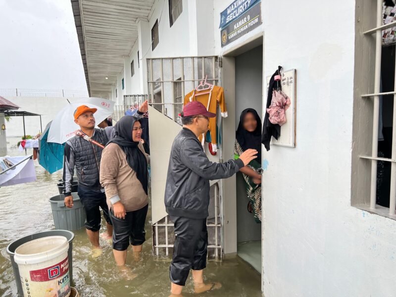 Kakanwil Ditjenpas Aceh, Yan Rusmanto (Kedua Kanan) saat meninjau di Lapas Perempuan Kelas IIB Sigli, Kamis (27/11/2025). (Foto : NOA.co.id/Farid Ismullah).