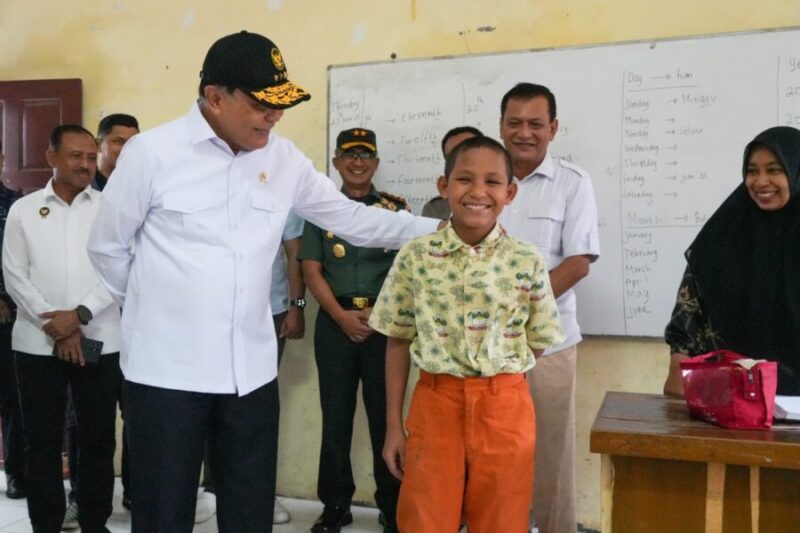 Menko Polkam Jenderal TNI (Purn) Djamari Chaniago (Pertama Kiri) saat peninjauan sejumlah Program Prioritas Presiden di Banda Aceh, Kamis (27/11/2025). (Foto : NOA.co.id/HO-Kemenko Polkam RI).