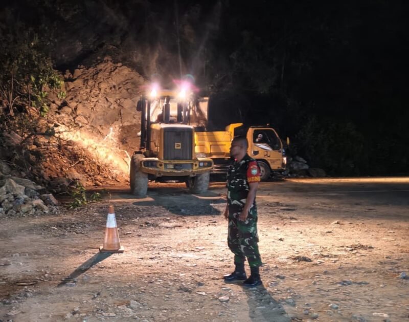 Anggota Koramil 19/Leupung Kodim 0101/KBA saat mengawasi pembersihan Material longsor di Dusun Lhokseudu KM 30 Desa Layeun Kecamatan Leupung Kabupaten Aceh Besar, Sabtu (29/11/2025). Badan Penanggulangan Bencana Daerah (BPBD) Aceh Besar dan Balai Pelaksanaan Jalan Nasional (BPJN) Kementerian PUPR menyebutkan Pembersihan material longsor turut mendapat bantuan dari petugas TNI dan Polri. (Foto : Farid Ismullah/NOA.co.id/Red).