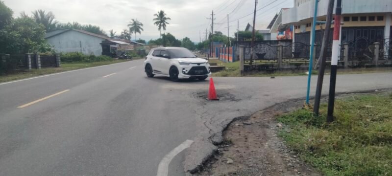 Lubang di simpang jalan transito Desa Pulau Kayu Kecamatan Susoh Kabupaten Aceh Barat Daya dinilai sangat berbahaya. Foto. Dok. Teukunizar/NOA.co.id