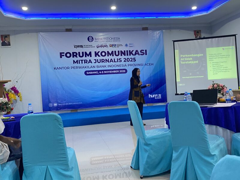 Penyampaian materi oleh haresti tentang Pemanfaatan AI bisa mempermudah kerja redaksi. Selasa (04/11/2025) Foto:Dok. Aininadhirah/Noa.co.id