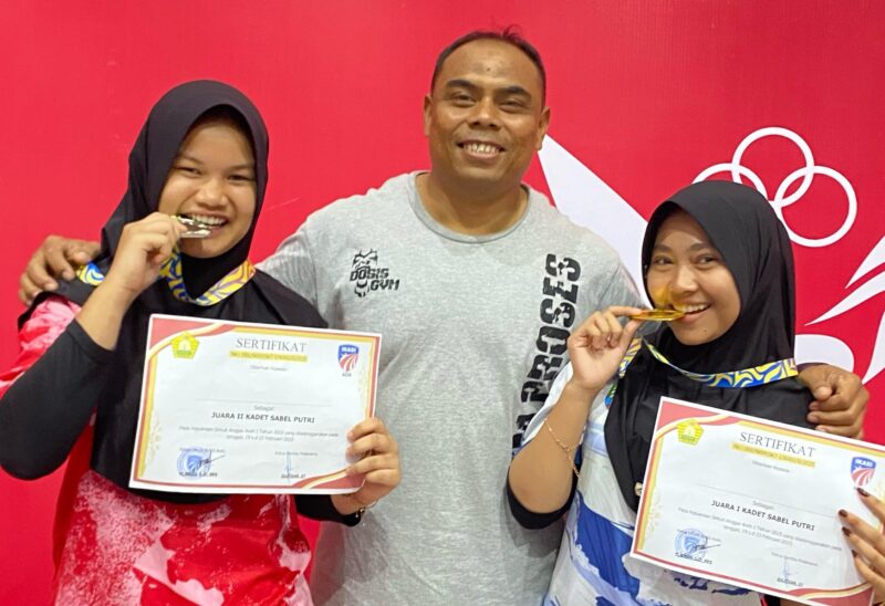 Ketua Cabor Anggar Abdya, Ryan bersama dua atlet berprestasi diabadikan bersama beberapa waktu lalu. Foto. Dok. Teuku Nizar/NOA.co.id
