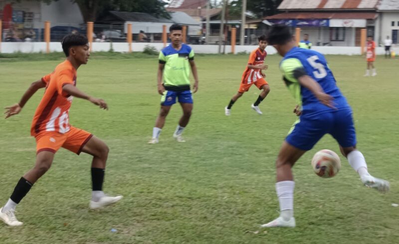 Pemain Tuah Lagoina berebut bola dengan pemain Persimura Beureunuen pada laga uji coba di lapangan Corolla Tijue, Pidie, Rabu (12/11/2025) (Foto.Amir Sagita.NOA.co.id)
