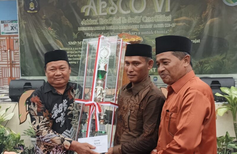 Wakil ketua DPRK Aceh Barat Daya, Tgk. Mustiari didampingi kepala MAN Inovas meyerahkan piala bergilir kepada kepala MTsN Susoh. Foto. Dok. Teukunizar/NOA.co.id