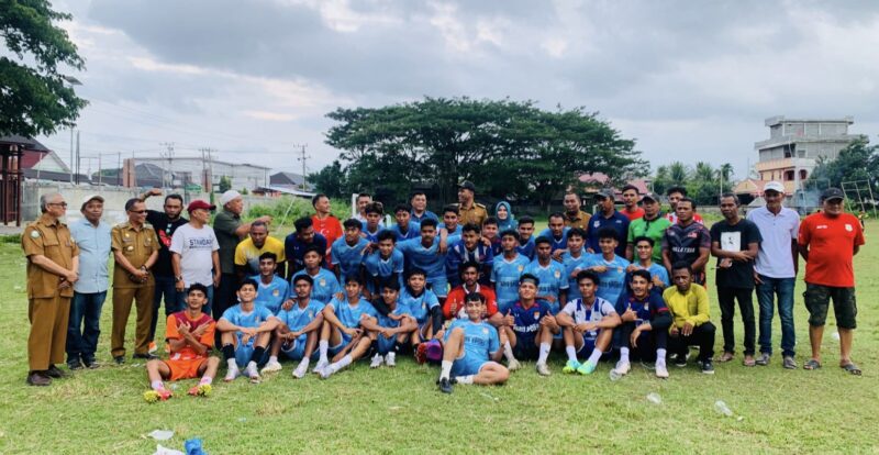 Pemain Persimura Beureunuen, Kabupaten Pidie, saat pelepasan di Lapangan bola kaki Mutiara Timur, Senin (17/11/2025) (Foto.IST).