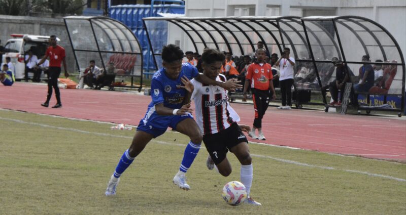 Pemain PSAP Sigli memakai kostum warna biru berebut bola dengan pemain PSST Simpang Tiga memakai kostum warna putih garis-garis berebut bola pada laga perdana Kompetisi Liga 4 Asprov PSSI Aceh di Stadion Blang Paseh Kota Sigli Kabupaten Pidie, Selasa (18/11/2025) (Foto Amir Sagita.NOA.co.id).