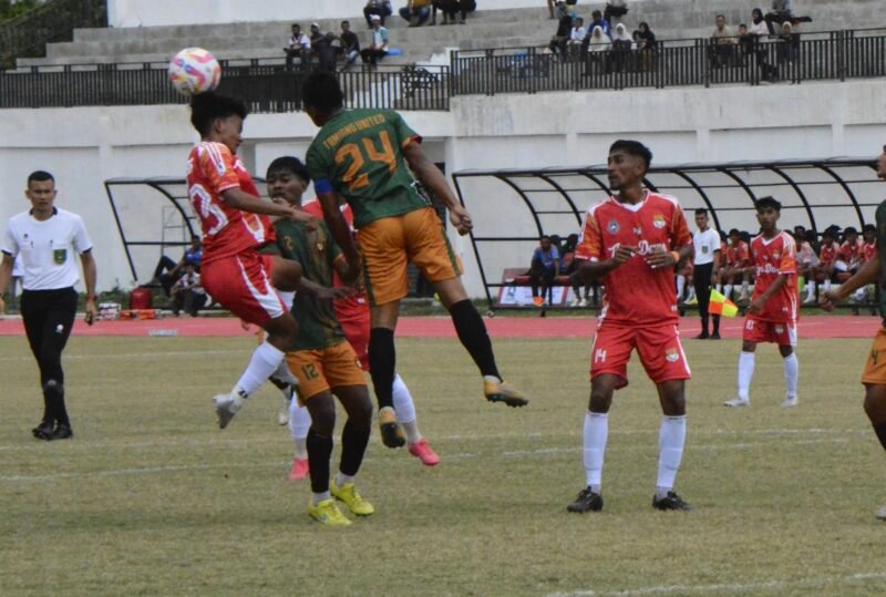 Pemain Tamiang United dan pemain Persimura Beureunuen saling berebut bola pada laga Kompetisi Liga 4 Asprov PSSI Aceh, di Stadion Blang Paseh Kota Sigli Kabupaten Pidie, Rabu (19/11/2025) (Foto.Amir Sagita.NOA.co.id).