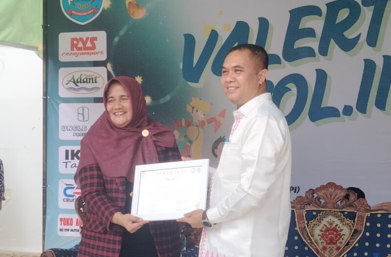 Wakil Ketua II DPRK Aceh Barat Daya, Nurdianto menerima piagam penghargaan dari sekolah SMP Negeri 1 Blangpidie yang diserahkan Kadisdikbud Aceh Barat Daya, Gusvizarni saat pembukaan kegiatan Valerta SMP Negeri 1 Blangpidie. Foto. Dok. Teukunizar/NOA.co.id.