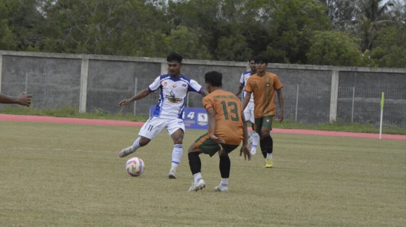 Pemain PSAP Sigli memakai kostum putih biru dihadang dua pemain Tamiang United di laga Grup C Kompetisi Liga 4 Asprov PSSI Aceh, di Stadion Blang Paseh Kota Sigli Kabupaten Pidie, Kamis (20/11/2025) (Foto.Amir Sagita.NOA.co.id).