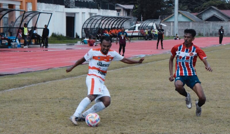 Pemain PSST memakai kostum putih garis-garis hitam berebut bola dengan pemain Persimura Beureunuen yang memakai kostum warna putih garis-garis orange pada laga Kompetisi Liga 4 Asprov PSSI Aceh di Stadion Blang Paseh Kota Sigli, Jumat (21/11/2025). (Foto Amir Sagita.NOA.co.id).