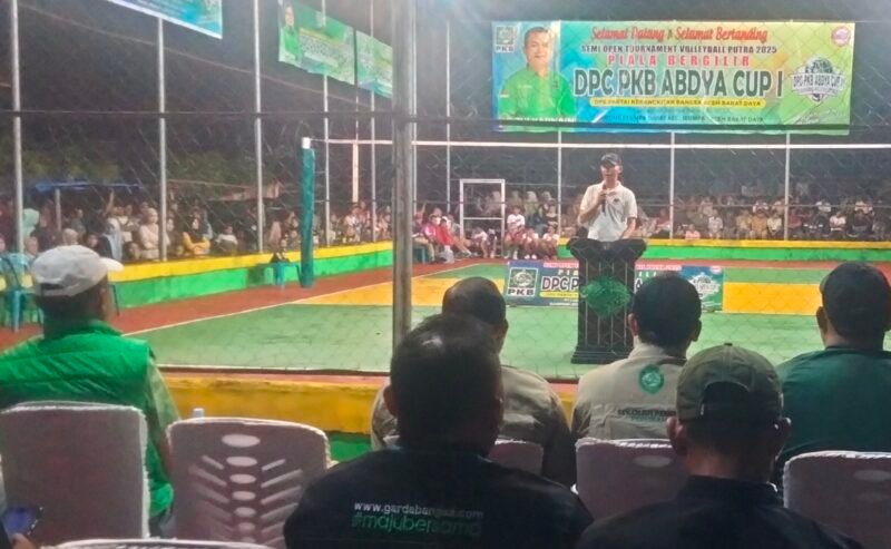Wakil Bupati Aceh Barat Daya, Zaman Akli membuka langsung turnamen voli putra DPC PKB di Desa Jeumpa Barat. Foto. Dok. Teukunizar/NOA.co.id