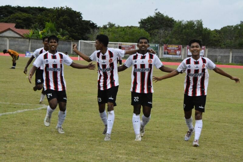 Pemain PSST Berselebrasi usai mencetak gol pertama ke gawang Tamiang United pada laga pamungkas Grup C Kompetisi Liga 4 Asprov PSSI Aceh di Stadion Blang Paseh Kota Sigli Kabupaten Pidie, Sabtu (22/11/2025) (Foto.Amir Sagita.NOA.co.id).