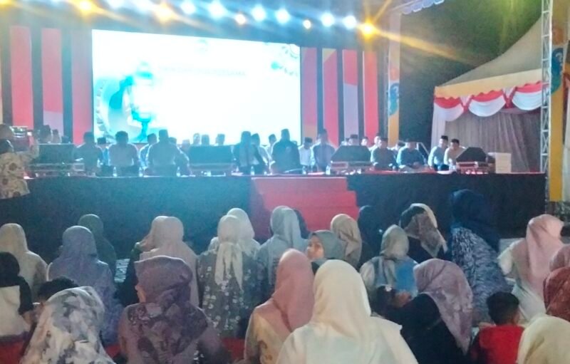 Doa dan dzikir bersama untuk korban terdampak bencana alam di Aceh dan Sumatera pada kegiatan penutupan pekan kreativitas pendidikan Aceh Barat Daya. Foto. Dok. Teukunizar/NOA.co.id