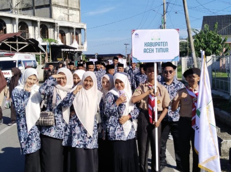 Ribuan peserta dari 23 kabupaten/kota se-Aceh mengikuti pawai ta’aruf MTQ ke-37 Aceh di Kabupaten Pidie Jaya, Sabtu (1/11/2025). Kegiatan ini menjadi pembuka resmi rangkaian MTQ yang berlangsung hingga 8 November mendatang. Foto: Dok. Istimewa