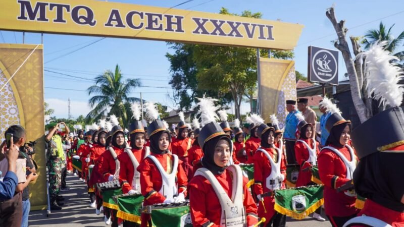 Kafilah MTQ Kota Banda Aceh memeriahkan Pawai Ta’aruf pembuka MTQ Aceh ke-37 di Meureudu, Pidie Jaya, Sabtu (1/11/2025). Foto: Dok. Diskominfo Kota Banda Aceh