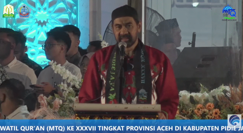 Gubernur Aceh, H. Muzakir Manaf (Mualem), saat membuka MTQ Aceh ke-37 di Kabupaten Pidie Jaya. Ia menegaskan komitmen menjadikan Al-Qur’an sebagai prioritas utama dalam pendidikan dan pemerintahan di Aceh. Foto: Dok. Diskominfo Pidie Jaya