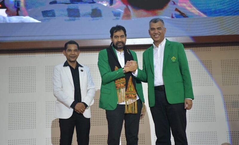 Gubernur Aceh, Muzakir Manaf (Mualem), dikukuhkan sebagai alumni kehormatan Universitas Malikussaleh saat menghadiri pelantikan pengurus IKA Unimal periode 2024–2028 di Lhokseumawe, Minggu (2/11/2025). Foto: Dok. Adpim Aceh