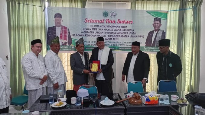 Ketua MPU Kota Banda Aceh, Tgk. Syibral Malasyi, bersama jajaran menerima kunjungan rombongan MUI Langkat, Sumatera Utara, di Kantor MPU Banda Aceh, Senin (3/11/2025). Foto: Dok. MPU Banda Aceh.