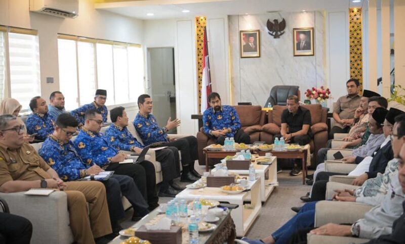 Gubernur Aceh Muzakir Manaf (Mualem) bersama Ketua DPRA Zulfadhli membahas percepatan pembahasan APBA 2026 di Gedung DPRA, Banda Aceh, Senin (3/11/2025). Foto: Dok. Humas Pemerintah Aceh.