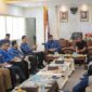 Gubernur Aceh Muzakir Manaf (Mualem) bersama Ketua DPRA Zulfadhli membahas percepatan pembahasan APBA 2026 di Gedung DPRA, Banda Aceh, Senin (3/11/2025). Foto: Dok. Humas Pemerintah Aceh.