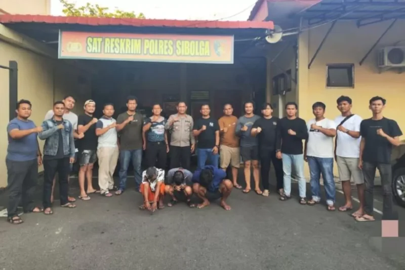 Petugas Polres Sibolga mengamankan sejumlah pelaku penganiayaan yang menewaskan Arjuna Tamaraya di Masjid Agung Sibolga, Sumut. Foto: Dok. Humas Polres Sibolga