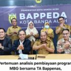 Kepala Bappeda Kota Banda Aceh, Rosdi ST, M.Si, menerima kunjungan Tenaga Ahli Bappenas dan Badan Gizi Nasional di ruang kerjanya, Selasa (4/11/2025). Foto: Dok. Bappeda Banda Aceh.