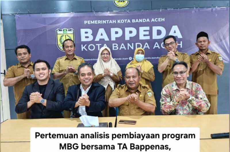 Kepala Bappeda Kota Banda Aceh, Rosdi ST, M.Si, menerima kunjungan Tenaga Ahli Bappenas dan Badan Gizi Nasional di ruang kerjanya, Selasa (4/11/2025). Foto: Dok. Bappeda Banda Aceh.