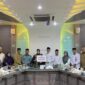 Wali Kota Banda Aceh, Illiza Sa’aduddin Djamal, menerima zakat senilai Rp180 juta dari Kemenag Kota Banda Aceh di Ruang Rapat Wali Kota, Selasa (4/11/2025). Foto: Dok. Baitul Mal Banda Aceh