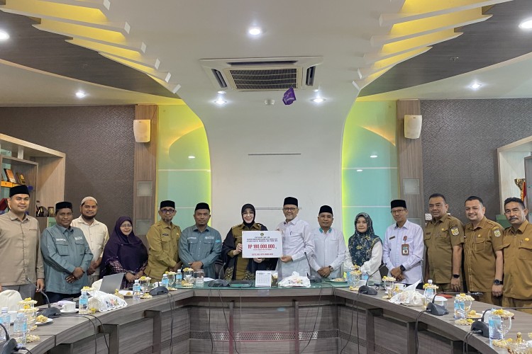 Wali Kota Banda Aceh, Illiza Sa’aduddin Djamal, menerima zakat senilai Rp180 juta dari Kemenag Kota Banda Aceh di Ruang Rapat Wali Kota, Selasa (4/11/2025). Foto: Dok. Baitul Mal Banda Aceh