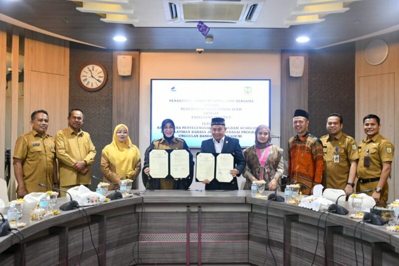 Wali Kota Banda Aceh Illiza Sa’aduddin Djamal menandatangani MoU dengan Direktur Exzellenz Institut Jakarta, Dr. Agoeng Wibowo, untuk penyelenggaraan Program Banda Aceh Akademi yang membuka peluang pendidikan ke Jerman, Selasa (4/11/2025). Foto: Dok. Prokopim Kota Banda Aceh