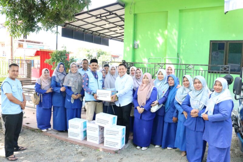 Kadisdukcapil Banda Aceh, Heru Triwijanarko, bersama jajaran menyerahkan bantuan logistik kepada perwakilan Kafilah MTQ Kota Banda Aceh di Meureudu, Pidie Jaya, Selasa (4/11/2025).