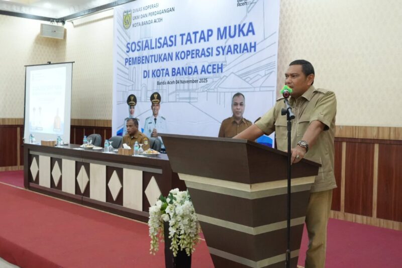 Ketua Fraksi Partai Gerindra DPRK Banda Aceh, Ramza Harli, membuka kegiatan sosialisasi pembentukan koperasi syariah di Hotel Diana, Banda Aceh, Selasa (4/11/2025). Foto: Dok. Istimewa