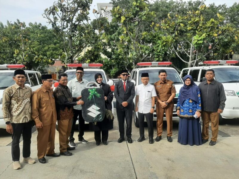 Ketua DPRK Banda Aceh, Irwansyah, mendampingi Wali Kota Illiza Sa’aduddin Djamal saat penyerahan ambulans untuk Gampong Lhong Raya dan Lamlagang di halaman Kantor Wali Kota, Senin (3/11/2025). Foto: Dok. Istimewa