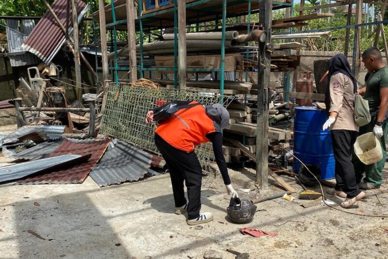 Petugas kepolisian meninjau lokasi ledakan tabung oksigen di Gampong Gampa, Kecamatan Johan Pahlawan, Aceh Barat, Kamis (6/11/2025). Foto: Dok. BPBD Aceh Barat