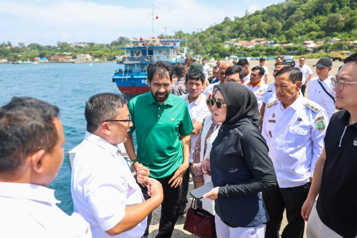 Gubernur Aceh Muzakir Manaf bersama CEO Blackstone Malaysia Datin Seri Vie Shantie Khan meninjau kawasan Pelabuhan Sabang dalam penjajakan kerja sama pembangunan Hub Bunkering Internasional, Rabu (5/11/2025). Foto: Dok. Istimewa