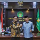 Rektor UIN Ar-Raniry Prof. Dr. Mujiburrahman, M.Ag, bersama para akademisi dan tokoh masyarakat saat Seminar dan Diskusi Buku bertajuk “Langkah dan Jejak Pembangunan Nagan Raya”, di Aula Biro Rektor UIN Ar-Raniry, Kamis (6/11/2025). 
