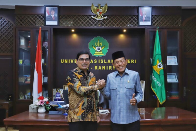 Rektor UIN Ar-Raniry Prof. Dr. Mujiburrahman, M.Ag, bersama para akademisi dan tokoh masyarakat saat Seminar dan Diskusi Buku bertajuk “Langkah dan Jejak Pembangunan Nagan Raya”, di Aula Biro Rektor UIN Ar-Raniry, Kamis (6/11/2025).