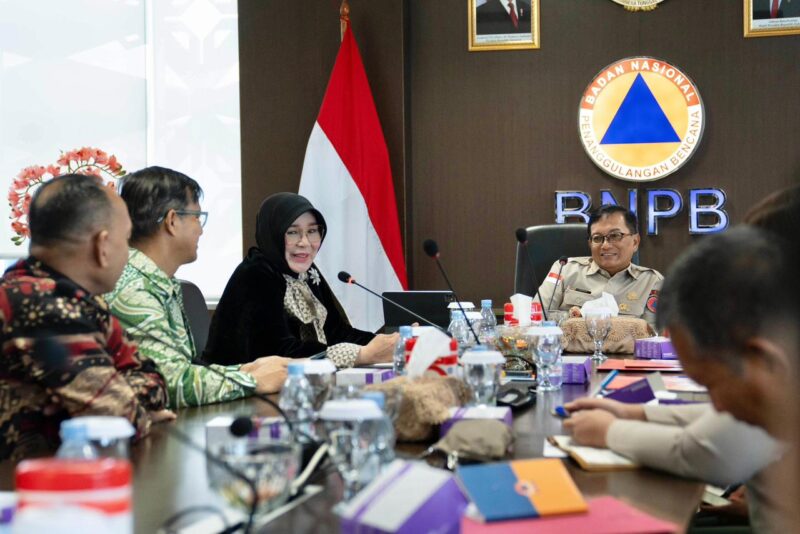 Wali Kota Banda Aceh Illiza Sa’aduddin Djamal saat mengajukan usulan bantuan alat pemantau tinggi muka air kepada Sekretaris Utama BNPB Rustian di Jakarta, Kamis (6/11/2025). Foto: Dok. Humas Pemko Banda Aceh