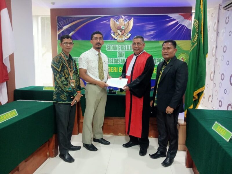 Petugas Disdukcapil Kota Banda Aceh bersama hakim Pengadilan Negeri Banda Aceh saat melaksanakan sidang keliling di Balai Kota Banda Aceh, Kamis (6/11/2025). Foto: Dok. Disdukcapil Banda Aceh