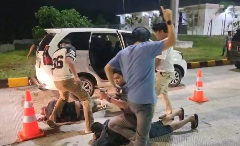 Tim gabungan Jatanras Ditreskrimum Polda Aceh dan Polres Lhokseumawe mengamankan tiga pelaku spesialis pembobol toko grosir di Gerbang Tol Kisaran, Sumatera Utara, Kamis (6/11/2025). Foto: Dok. Polda Aceh